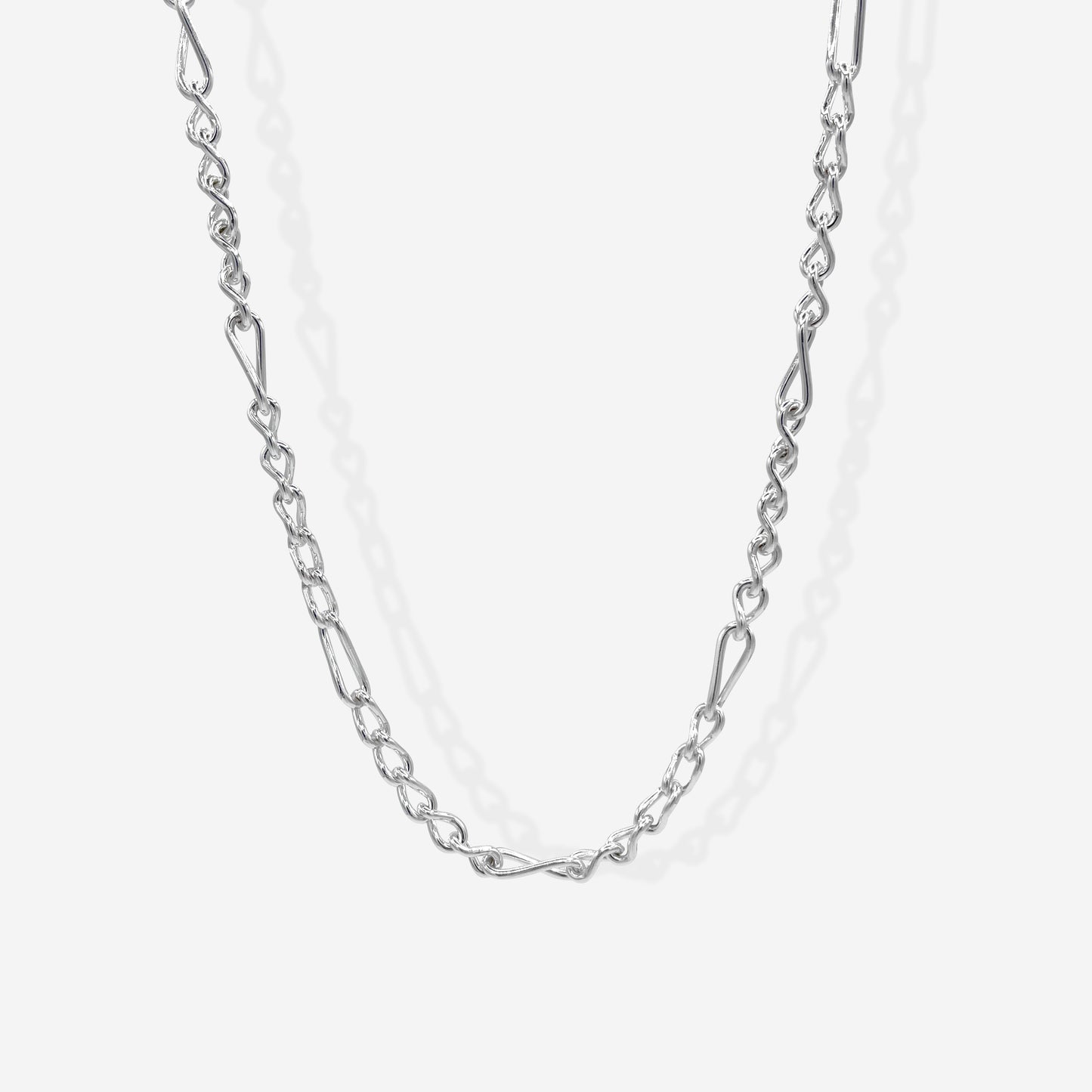 The Armoni chain is a light style with gently twisted links in a 5 small and 1 long link pattern.