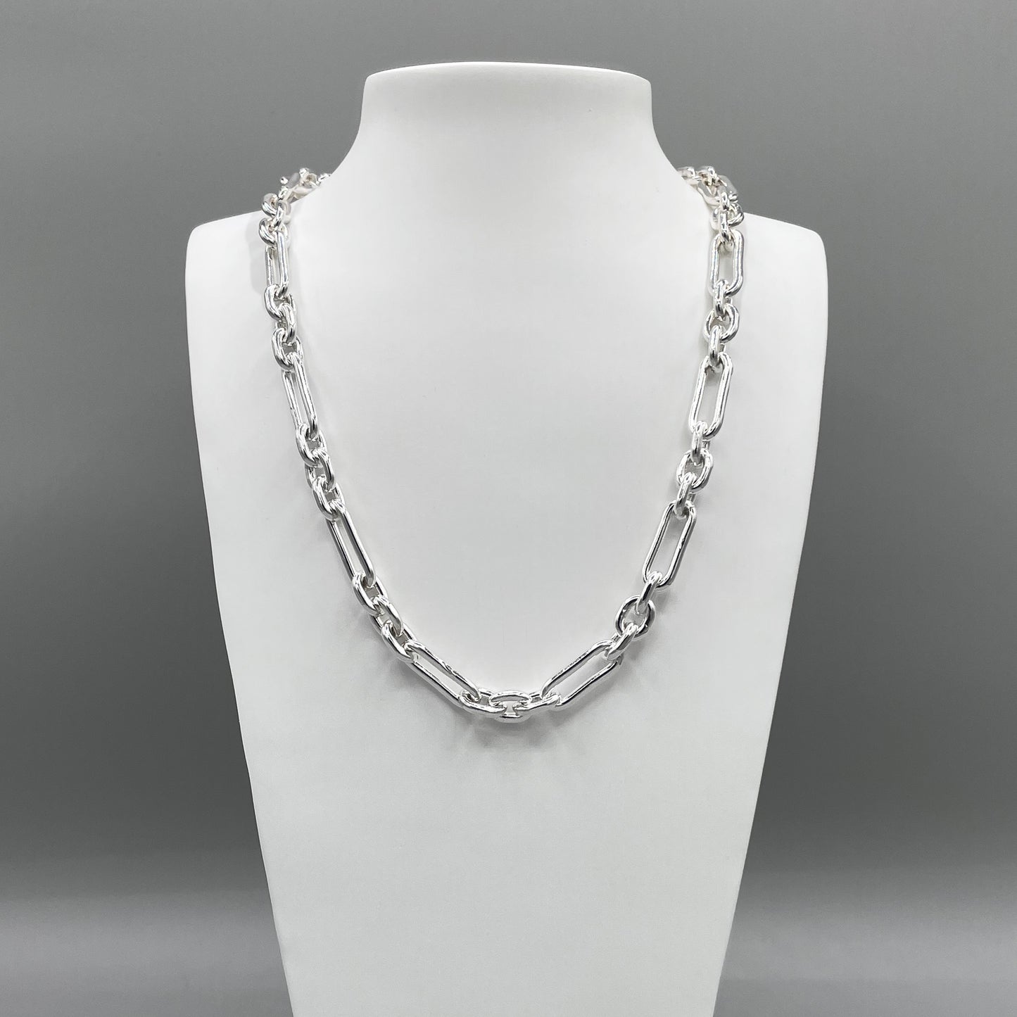 A photo of the Makarios chain in fine silver,displayed on a white bust in front of a grey background.