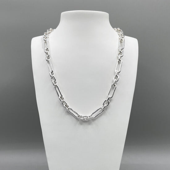 A photo of the Makarios chain in fine silver,displayed on a white bust in front of a grey background.